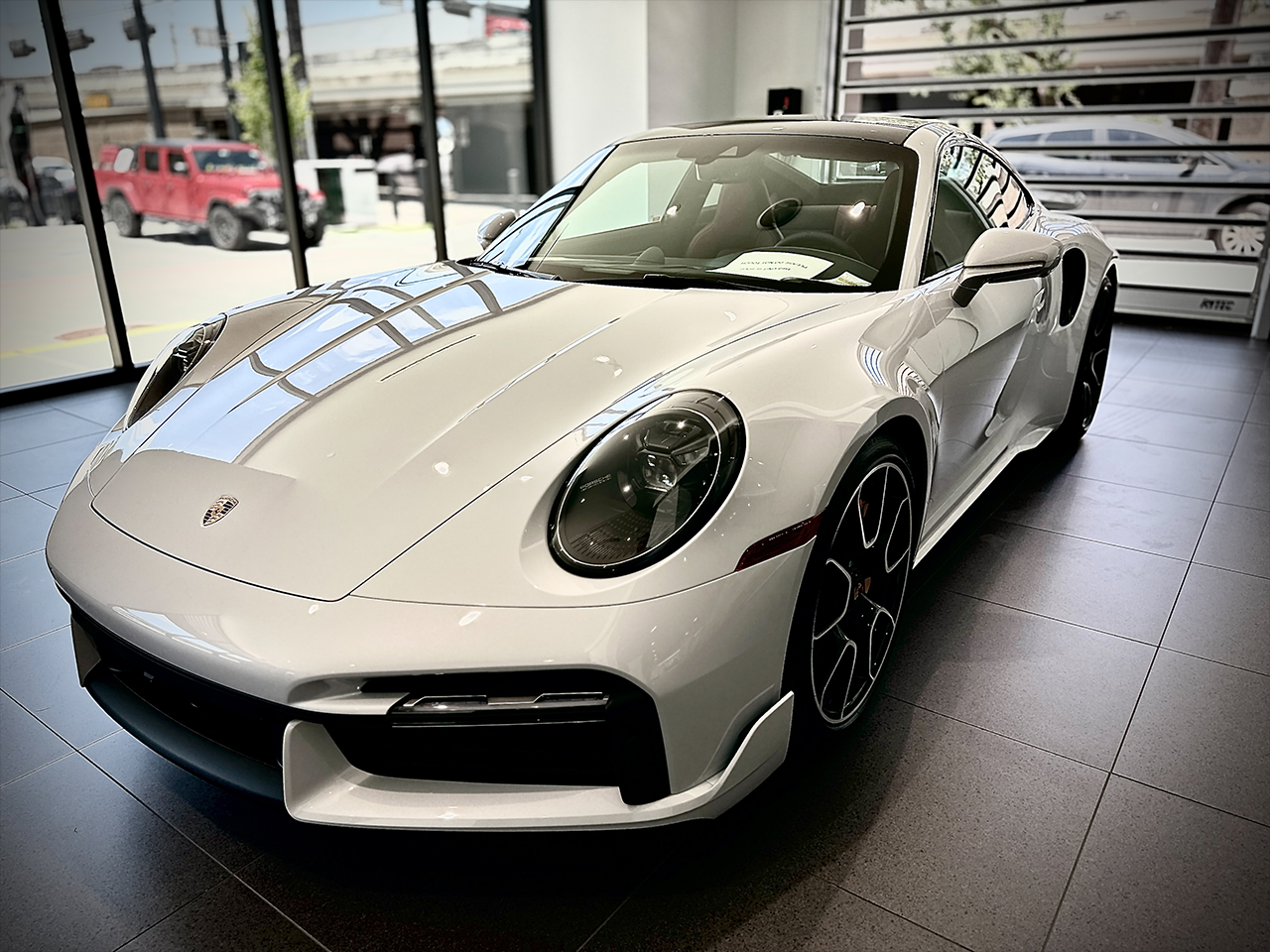 Showroom Porsche Front